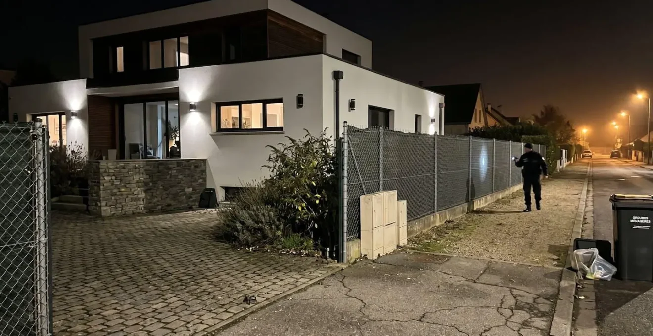 Agent de sécurité sécurisant le périmètre extérieur d'une maison la nuit après déclenchement d'alerte intrusion